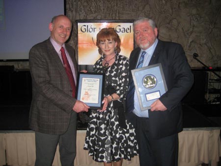 Pictured at the Glor na nGael awards held in Clontarf Castle, Antoine O’Coileain (Gael Linn), Susan Murphy accepting the award for Clare FM, Donal O’Loinsigh (Presenter of Clare FM’s Cúl Caint) accepting the award for Clár as Gaelige.